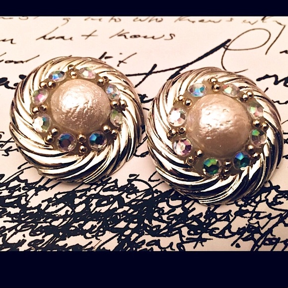 True Vintage Stunning Button Style Clip on Earrings - Picture 2 of 6